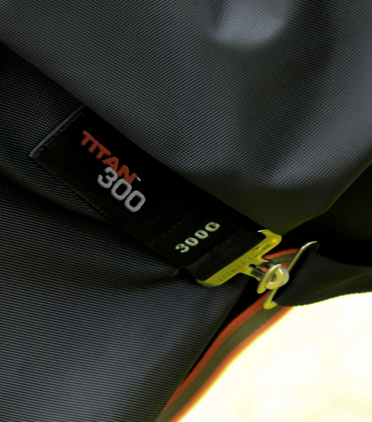 Couverture d'extérieur PREMIER EQUINE "TITAN 1680D" 300g avec couvre-cou ajusté amovible