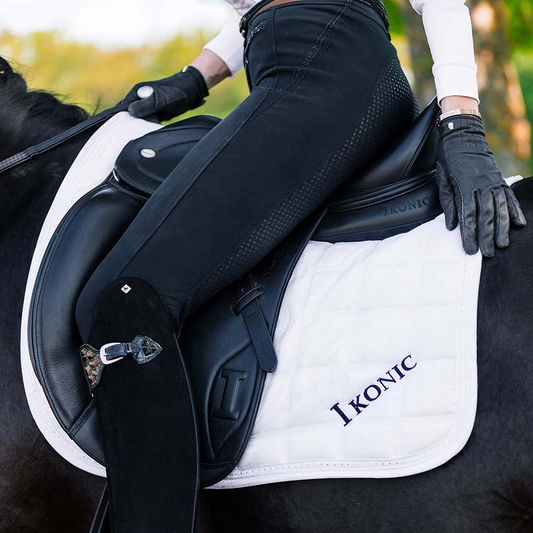 DEV03 – Selle de dressage Evolution à double quartier avec taquets Velcro